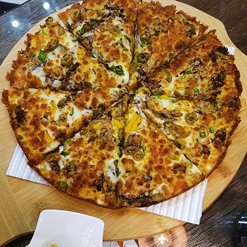 پیتزا بلونیز (گوشت چرخ کرده)